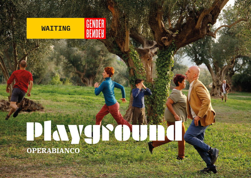 Un gruppo di persone corre e si muove liberamente in un uliveto, immerse nella natura. L’atmosfera è dinamica e gioiosa, con alberi secolari sullo sfondo.