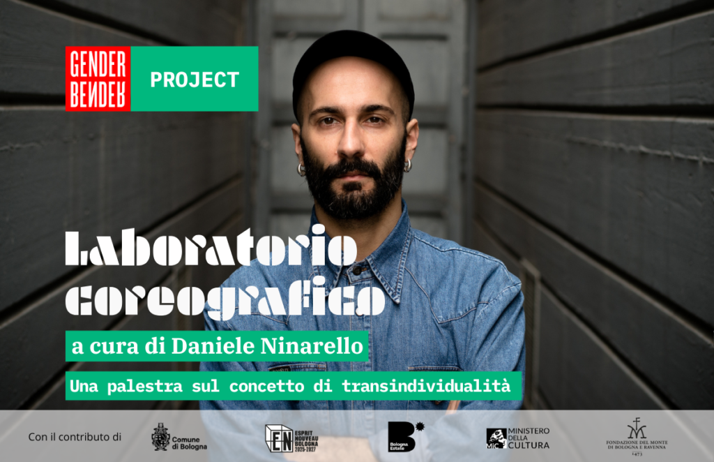 Ritratto frontale di Daniele Ninarello con barba e cappello nero, in piedi tra due pareti strette, con camicia di jeans e sguardo diretto in camera. Sovrapposti i testi: “Gender Bender Project”, “Laboratorio coreografico”, “a cura di Daniele Ninarello” e “Una palestra sul concetto di transindividualità”. In basso i loghi dei partner istituzionali.